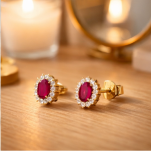 Aretes de Rubí con Halo de Diamantes en Oro Amarillo